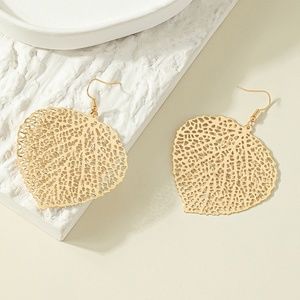 Cut out leave earrings